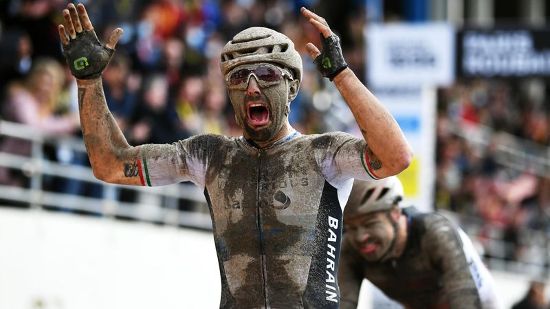 Parijs - Roubaix | Sonny Colbrelli wint heroïsche wedstrijd