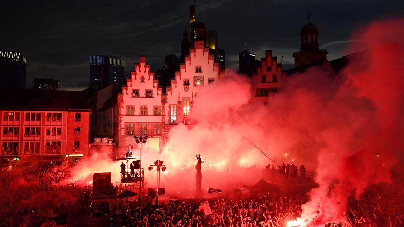 Unglaubliche Bilder: Frankfurter feiern wilde Pokal-Fete