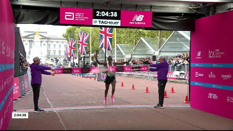 Marathon Londen | Kipruto soleert naar zege bij de mannen, Yehualaw wint ondanks val bij vrouwen