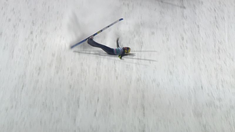 Engelberg | Russische skispringer onderuit na sprong