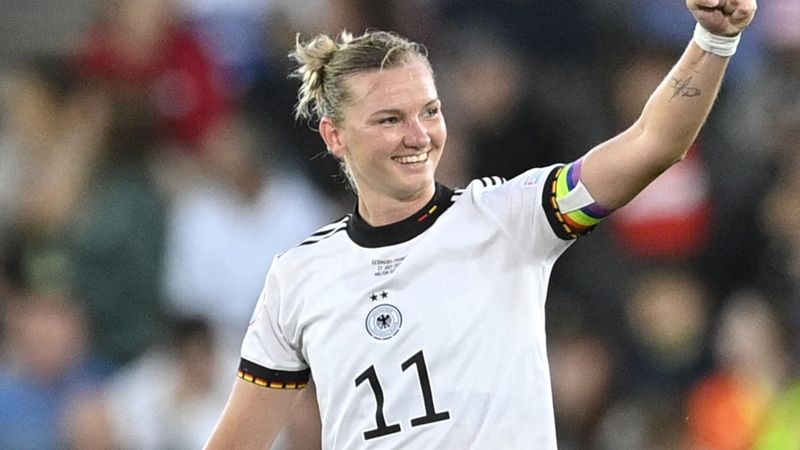 Németország döntős a női Eb-n, Suárez hazatér