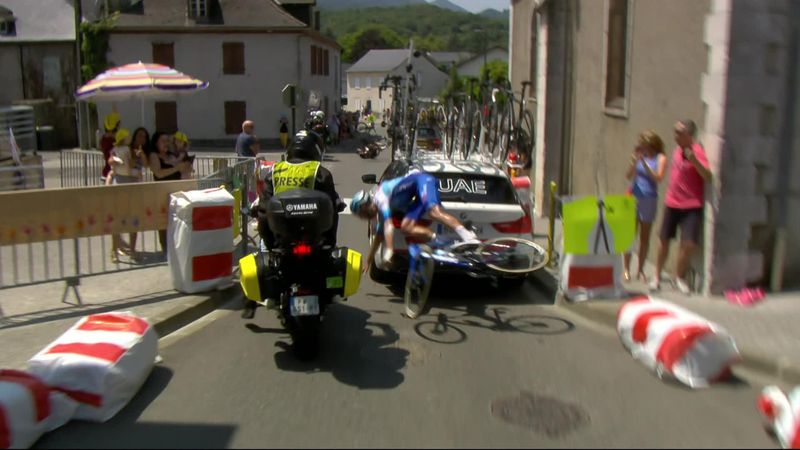 Nervii sunt întinși la maxim în Turul Franței! Doi rutieri, trântiți la pământ de motociclete