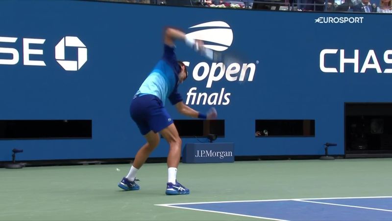 ¡No controló su furia! Djokovic destruyó su raqueta en el segundo set