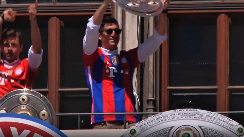 Große Töne und "Lewa bleib!" So feiert Bayern die Meisterschaft
