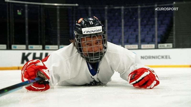 "C'est presque impossible, c'est trop rapide" : Radzi Chinyanganya teste le hockey sur glace