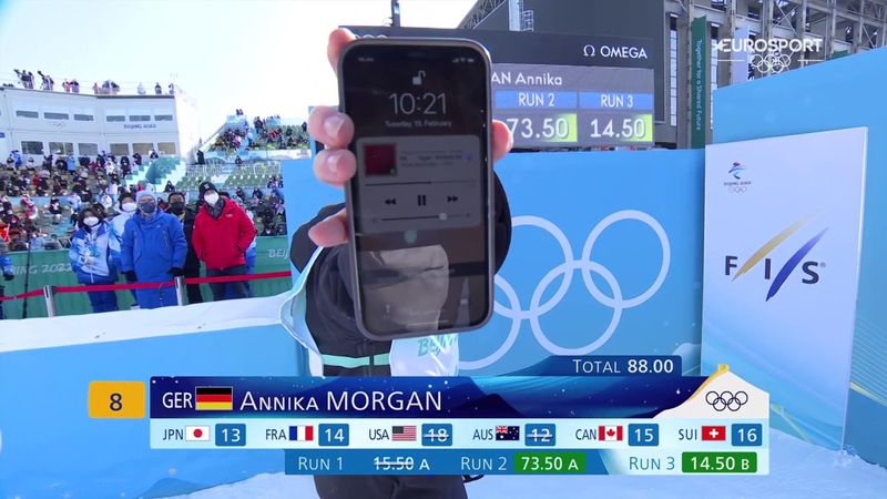 Annika Morgan se cae en la final del Big Air ¡mientras escuchaba música en su teléfono!