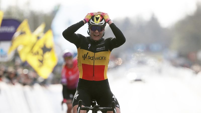 Vainqueure le maillot de championne de Belgique sur le dos : Le bonheur de Kopecky