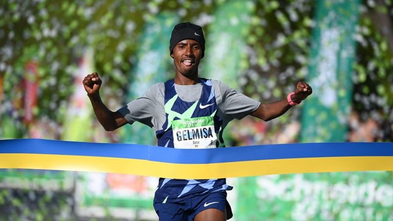 El etíope Deso Gelmisa impone su ley en la Maratón de París