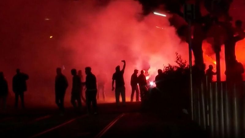 Bengalos und Raketen: BVB-Fans feiern Pokalsieg trotz Ausgangssperre