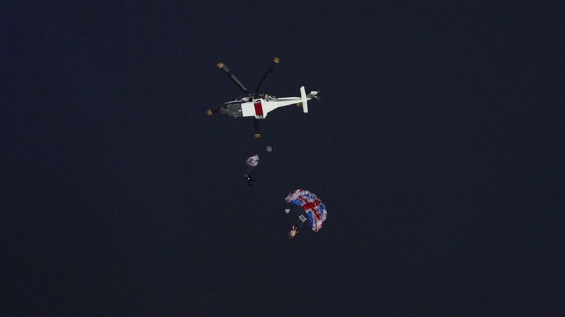 James Bond, saut en parachute… l'arrivée mythique d'Elizabeth II aux JO de Londres