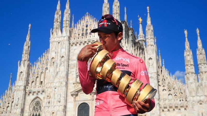 "Ein ganz Großer": Bernal feiert Giro-Sieg mit Pokal und Fans