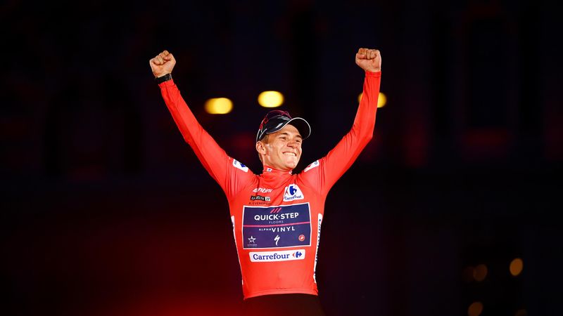 La Vuelta | Dolblije Evenepoel wordt gehuldigd op het podium als winnaar van de Ronde van Spanje