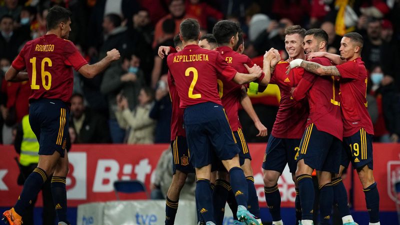 Resumen España-Albania: Dani Olmo decide con un golazo en la fiesta de Cornellà (2-1)