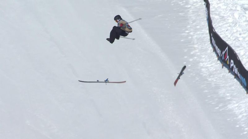 Si staccano gli sci mentre è in aria: che volo di Laplante!