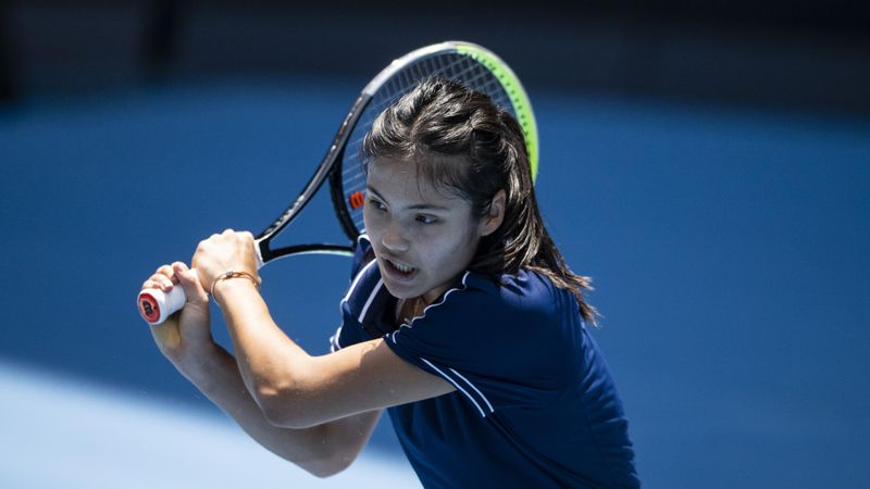 Emma Raducanu cae con rotundidad ante Rybakina antes de debutar en el Open de Australia