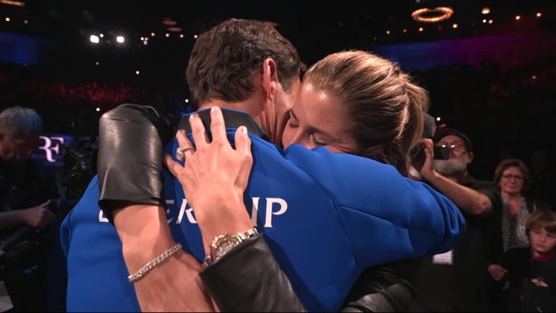 Tränenreicher Abend: Federer wird von seiner Familie getröstet