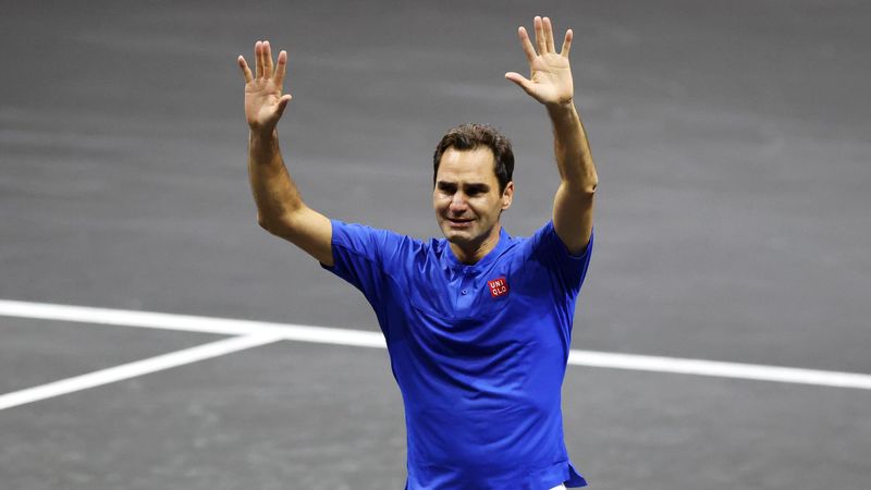 Große Emotionen zum Abschied: Federer umarmt und weint