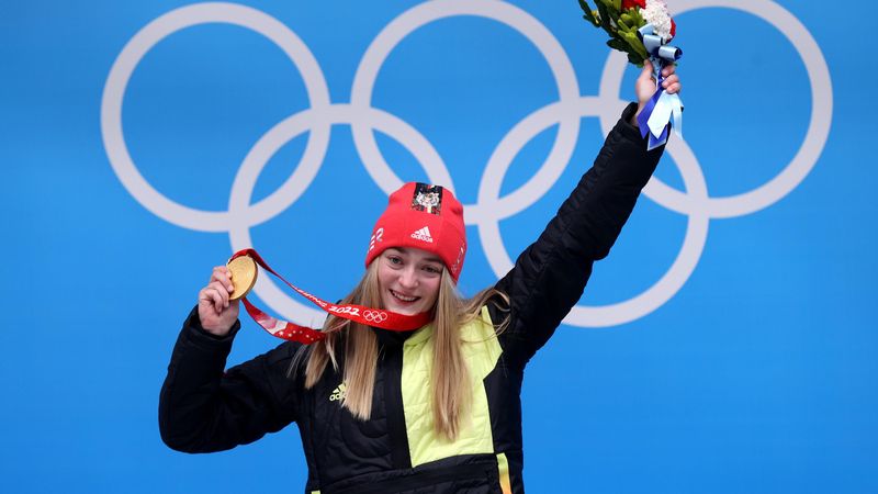 Sensation im Eiskanal: Neise holt sich ihre Goldmedaille ab