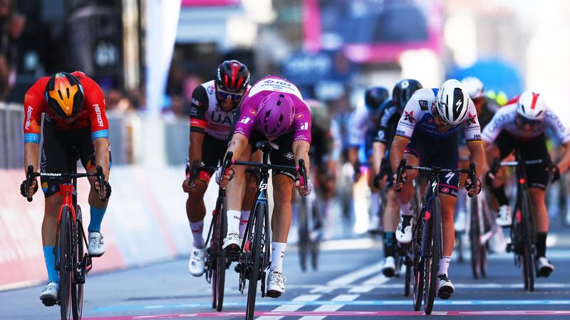 La détresse de Bardet face au bonheur de Démare : les temps forts de la 13ème étape du Giro