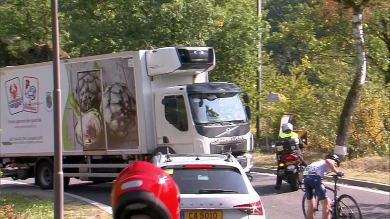 Un camión se cuela en pleno Tour de Luxemburgo y provoca una montonera
