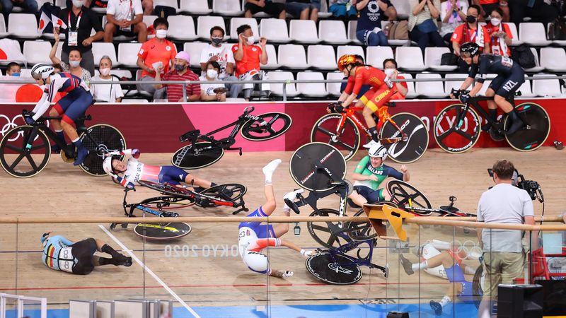 ‘Bodies everywhere!’ – Laura Kenny involved in huge crash in scratch race