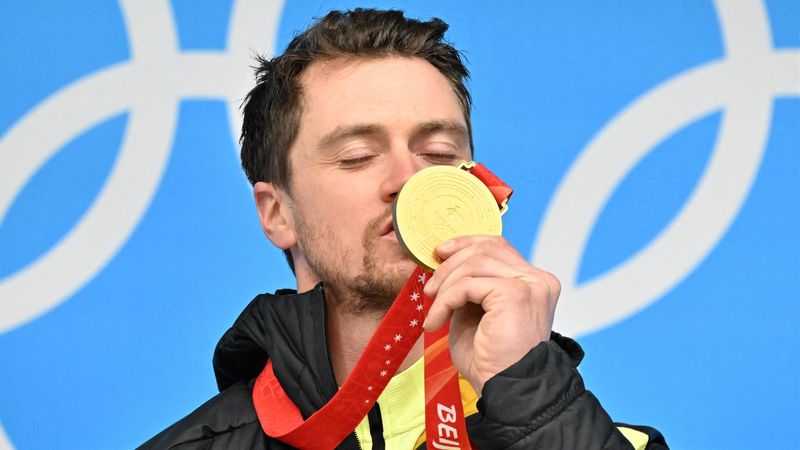 Rodel-Triumph in Peking: Ludwig bekommt Gold überreicht