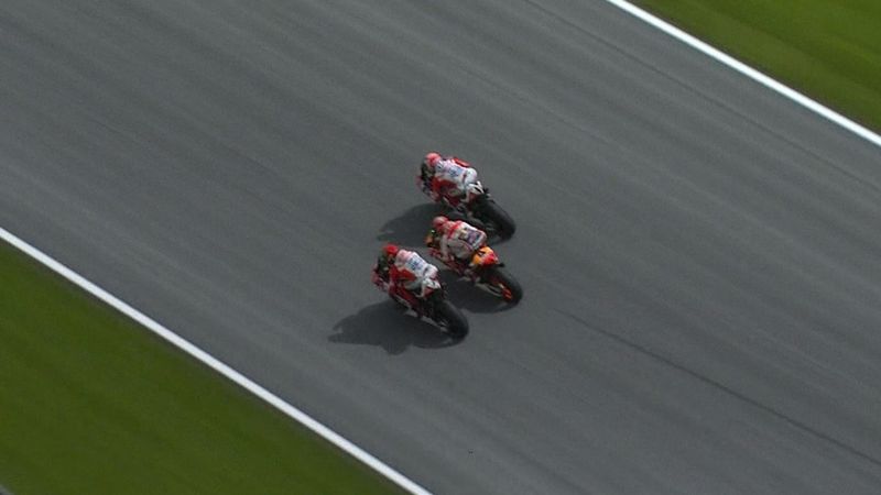L'autre dépassement complètement fou : Marquez pris en sandwich entre les Ducati !