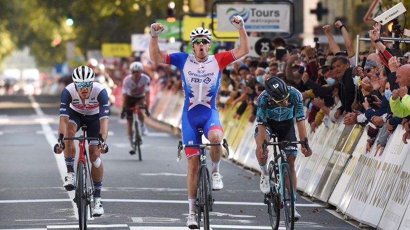 Üldözőverseny porban és oldalszélben: Démare nyerte a Paris-Tours-t - összefoglaló
