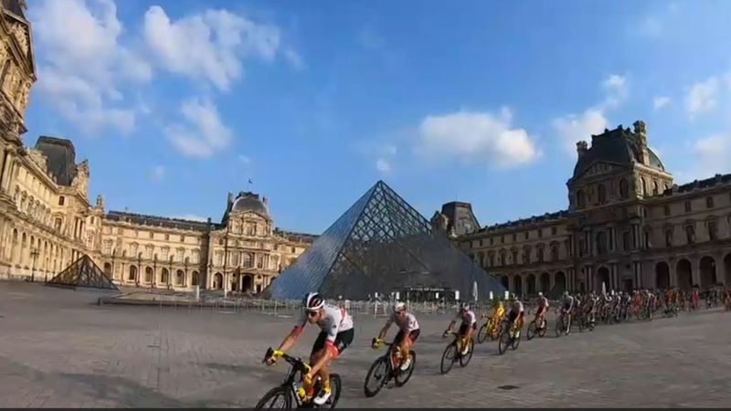 Tour-Onboard: Durch den Louvre und über die Champs-Élysées