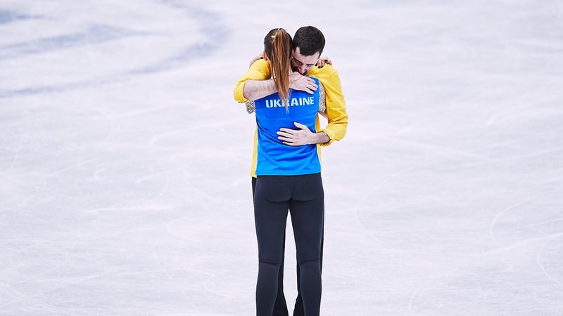 Standing Ovations: Ukrainisches Paar berührt Fans bei WM