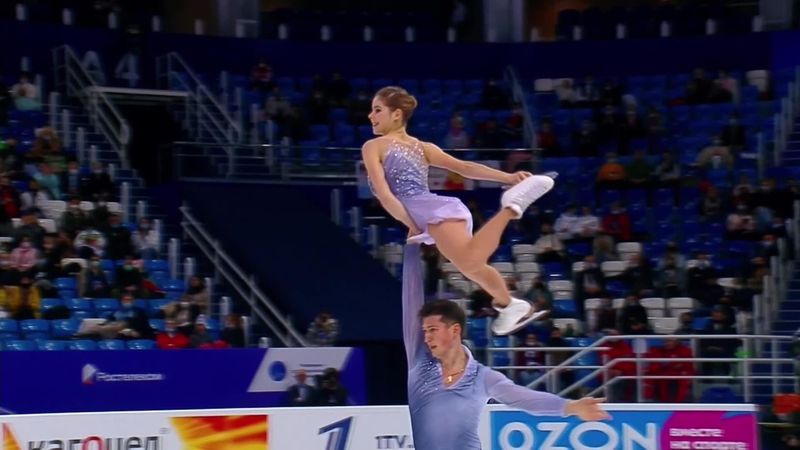 Anastasia Mishina és Aleksandr Galliamov egy majdnem hibátlan kűrrel nyerte a párosok versenyét