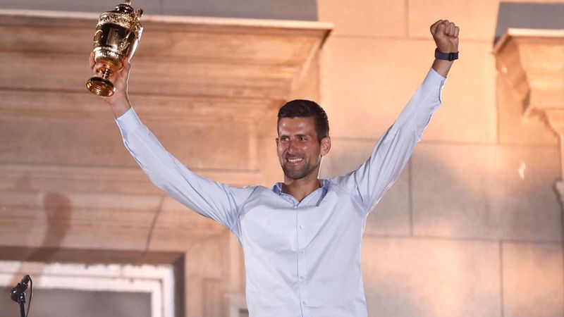 Djokovic se da un baño de masas en Belgrado para celebrar su título de Wimbledon