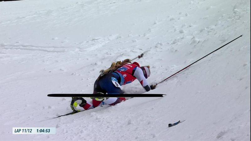 Nem sikerült bevenni a kanyart a cseh biatlonosnak, még a pályáról is lecsúszott