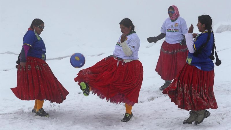 Las cholitas escaladoras bolivianas juegan al fútbol a 5.000 metros de altitud
