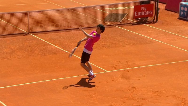 Tennis freestyler turns on the style in Estoril
