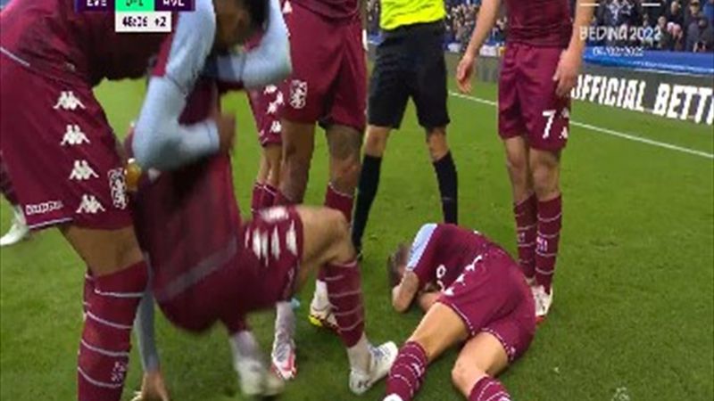 Lucas Digne, "KO" în Everton-Villa, după ce fanii fostei sale echipe au aruncat o sticlă din tribune