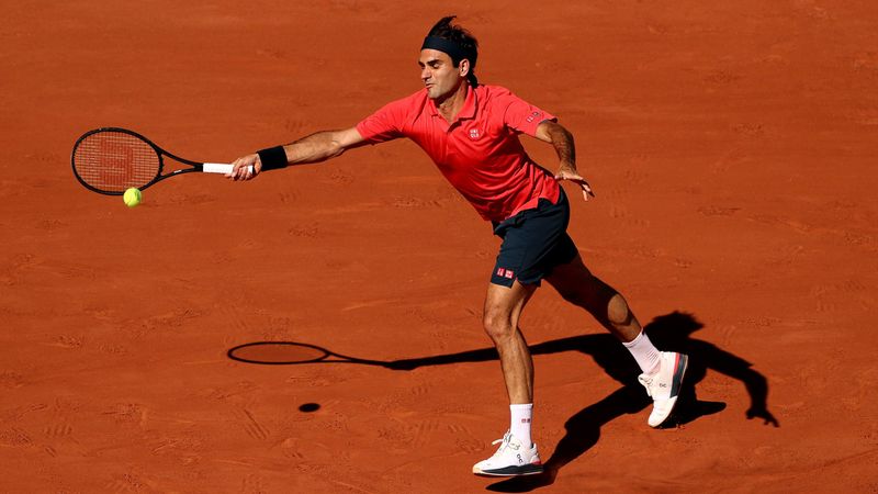 Federer delights crowd with flashing forehand winner