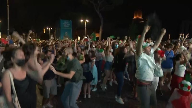 Explosion de joie des fans italiens à Rome