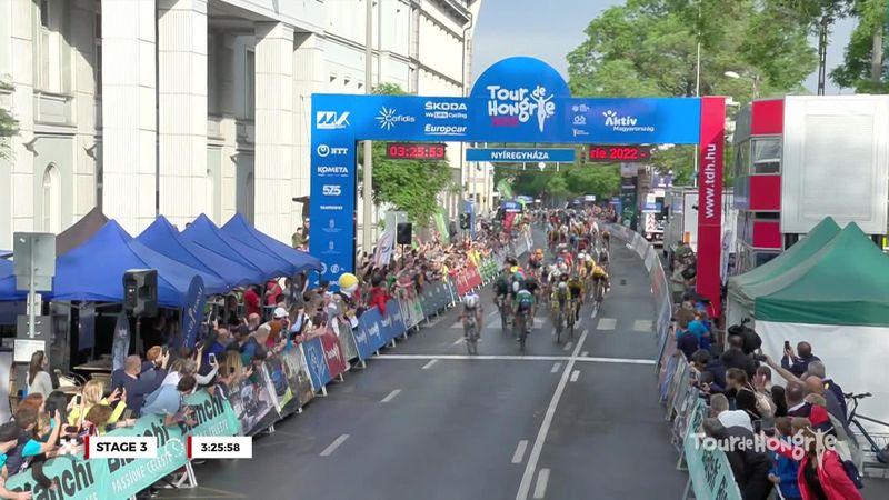 Jakobsen doubles up with second win in a row to take Stage 3