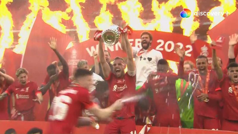 Liverpool kåres som FA Cup-vindere: Se dem løfte trofæet her