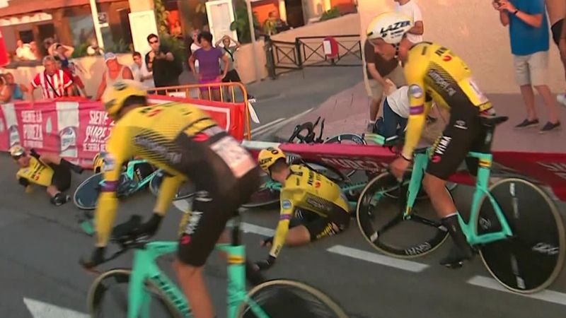Vuelta a España | Gehele Jumbo-Visma ploeg onderuit in ploegentijdrit