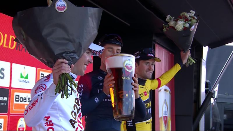 Amstel Gold Race | Winnaar Kwiatkowski krijgt enorm glas bier niet in zijn eentje op