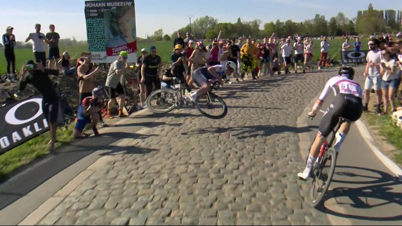 Moment uluitor în Paris-Roubaix! Lampaert, căzătură oribilă, după un contact cu un spectator
