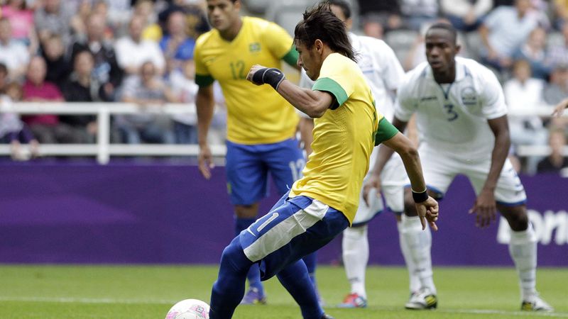 En 2012, Neymar ne ralentissait pas sa course d'élan pour tirer un penalty