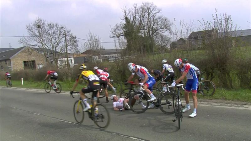 'Oh that's a shame' - Tom PIdcock involved in crash at Fleche Wallonne
