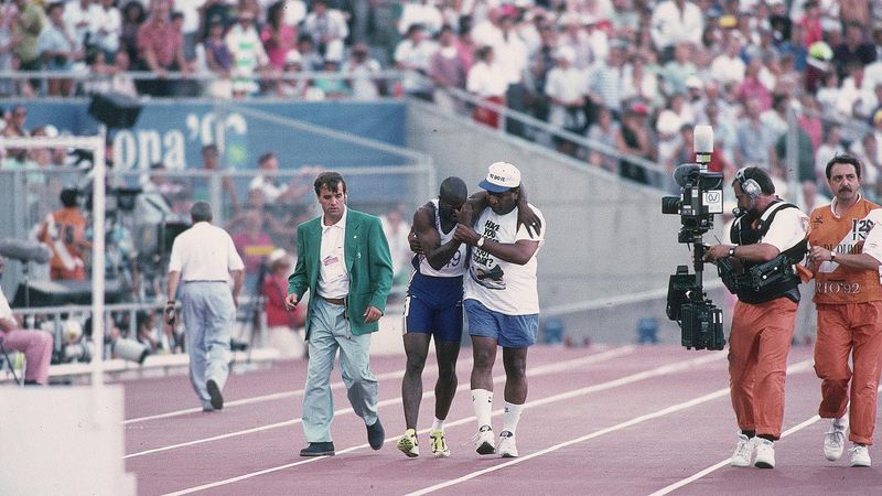 Le 3 août 1992, Derek Redmond, blessé, termine son 400m en larmes avec l'aide de son père