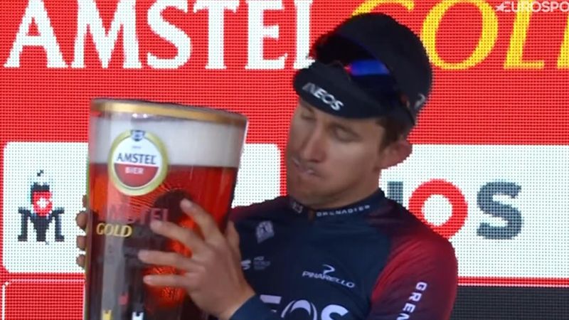 Il podio: Kwiatkowski si gode la sua mega birra con Cosnefroy e Benoot