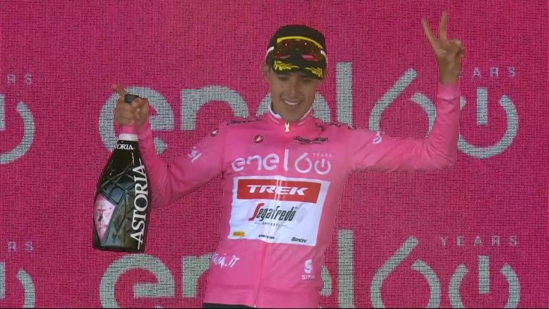 Juanpe López luciendo emocionado en el podio su primera maglia rosa con lágrimas de felicidad