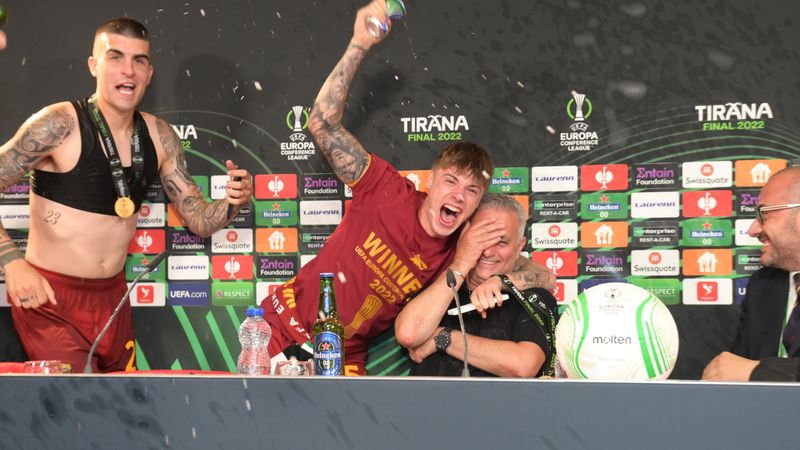"Campeones": Roma-Spieler entführen Mourinho aus Pressekonferenz
