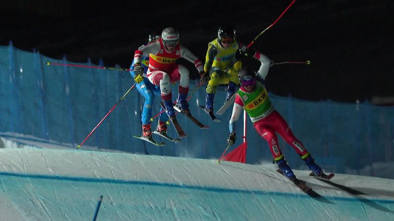 Лыжники сбили друг друга в ски-кроссе и вылетели с трассы